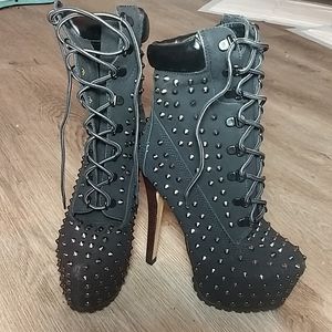 Full Studded ankle boot sz.8